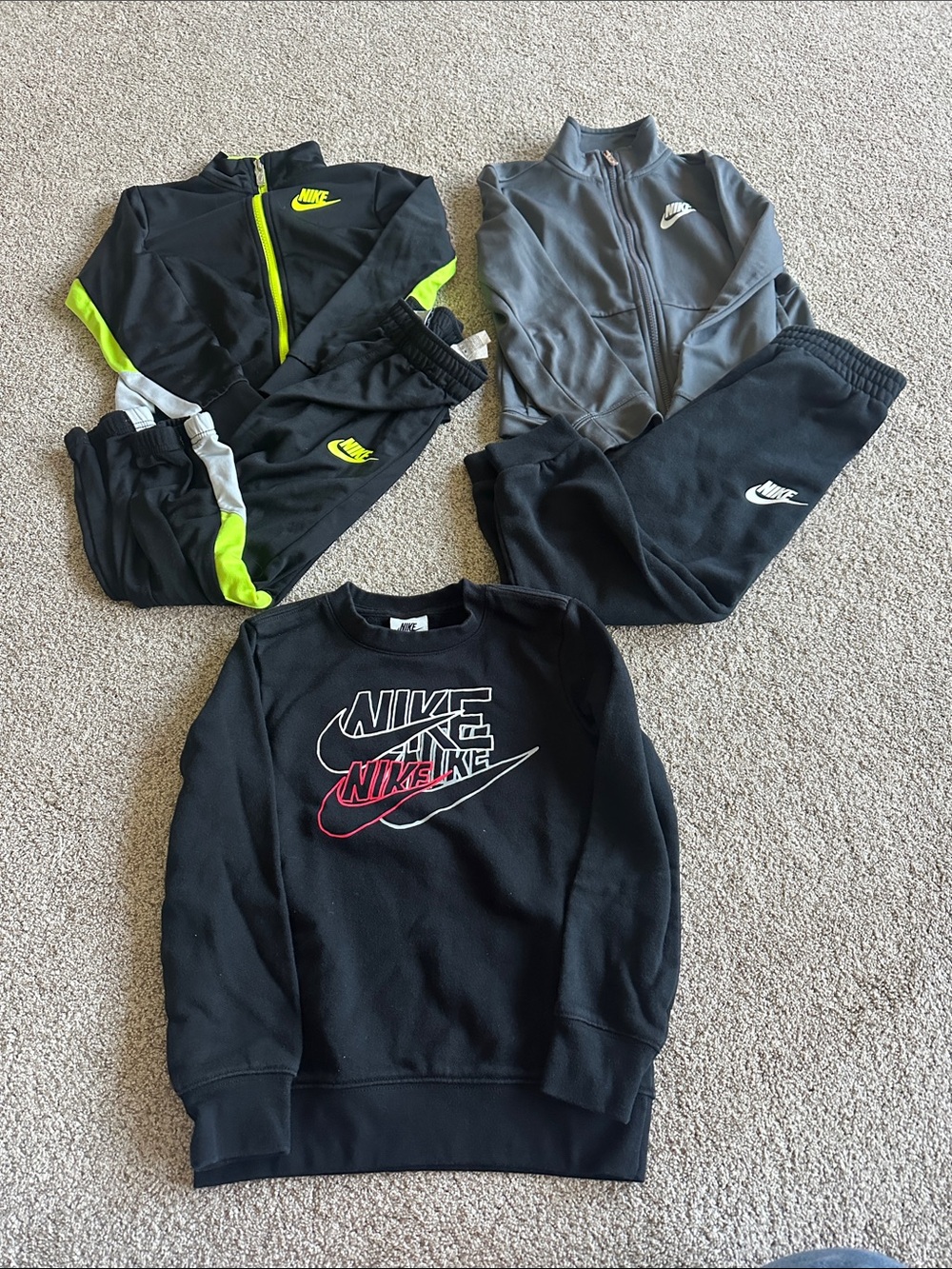 Nike Boys Sweatshirt and sweatpant bundle medium 5-6
